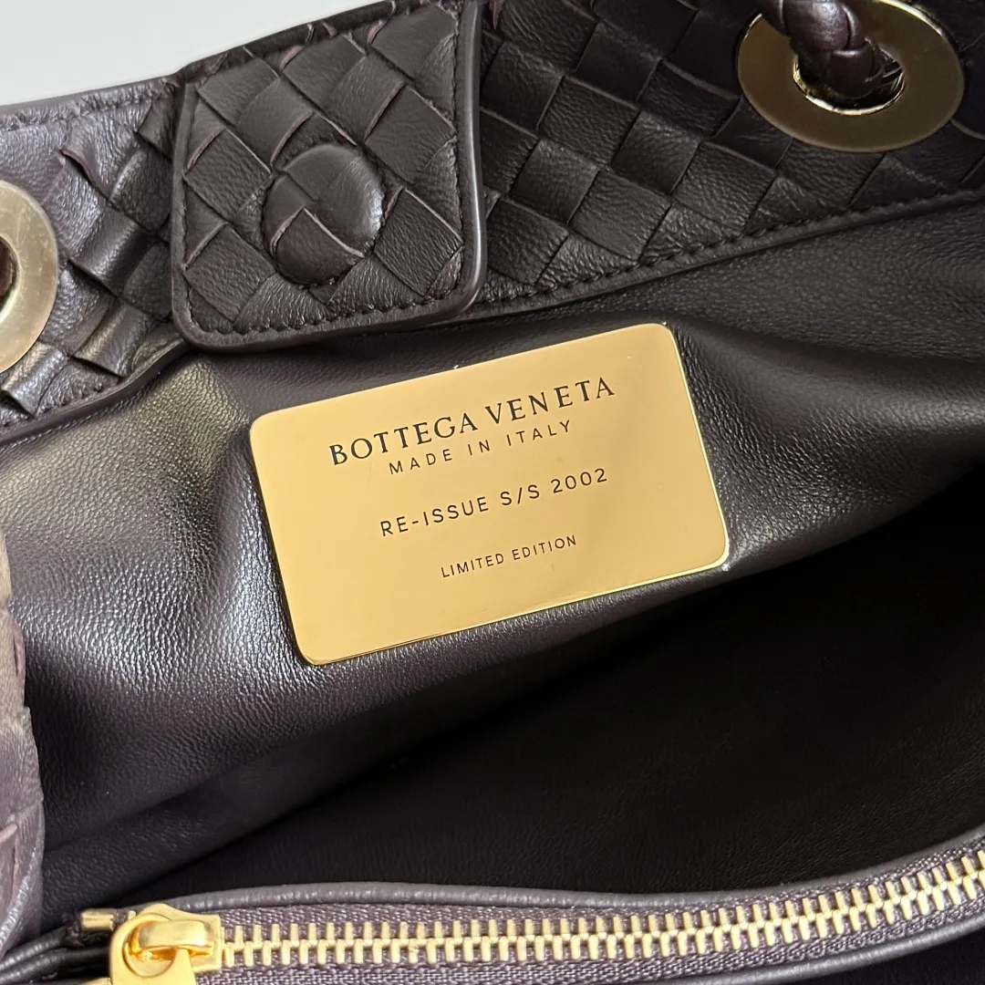 Batch 2200 Bottega Veneta Basket new woven handbag. The classic tote bag style has its own elegant and elegant temperament. It does not feel out of place whether it is commuting or casual outings. It is suitable for various occasions! The design of the woven handle is the finishing touch. The hand-woven texture is delicate and rich in texture. It is not only beautiful, but also extremely comfortable to hold. It looks low-key when held in the hand, but in fact it exudes luxurious charm. Iconic weaving process, each weave is tight and even, showing BV's exquisite production technology. The metal ring decoration is perfectly connected with the bag body, adding a sense of modernity and sophistication to the whole. Moreover, the lines of the bag body are smooth and natural, and the curvature is ergonomic. It can be perfectly adapted whether it is carried on the shoulder or carried in the hand, showing an elegant posture. Style number: 836261 Size: 31*18.5*16cm